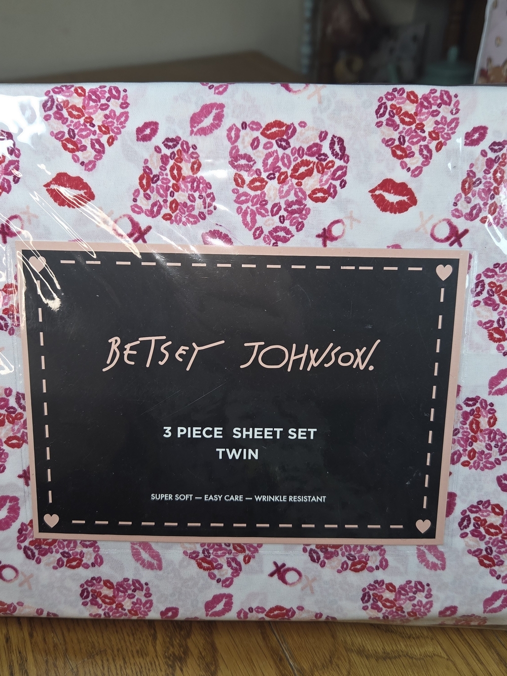 New Betsey Johnson Pink & Red Kiss Print 3 Piece Twin Sheet Set. CP